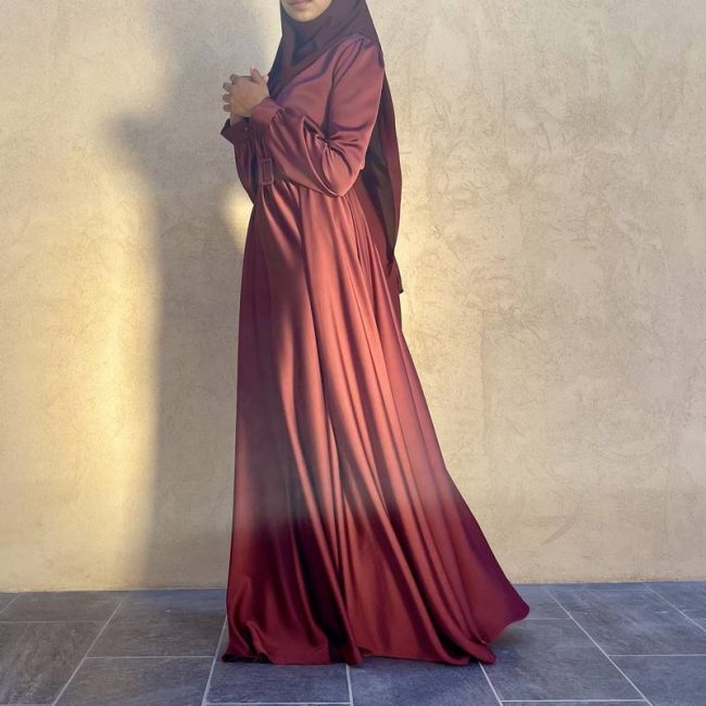 Robe Basma Bordeaux vue de profil